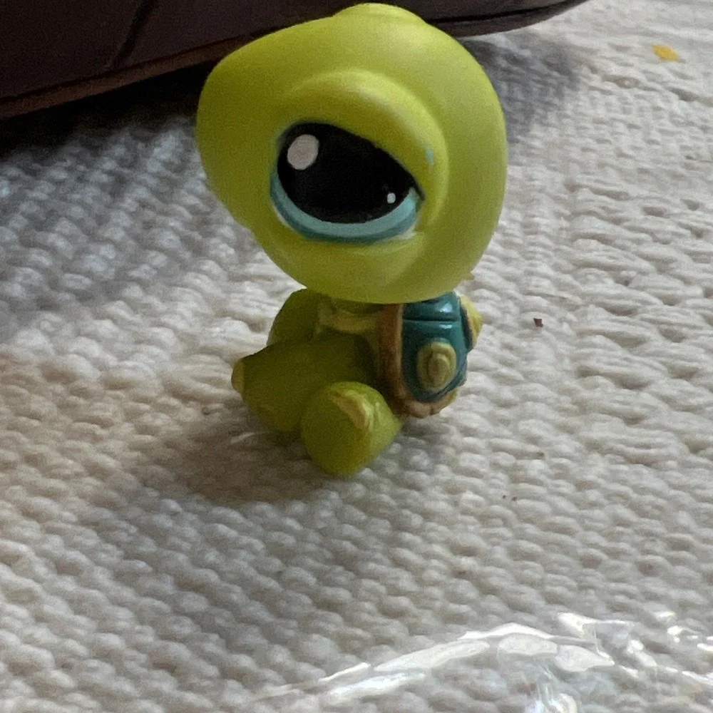 Littlest Pet Shop # 031 Sitting Turtle Green Aqua Eyes‎ LPS Hasbro 2006